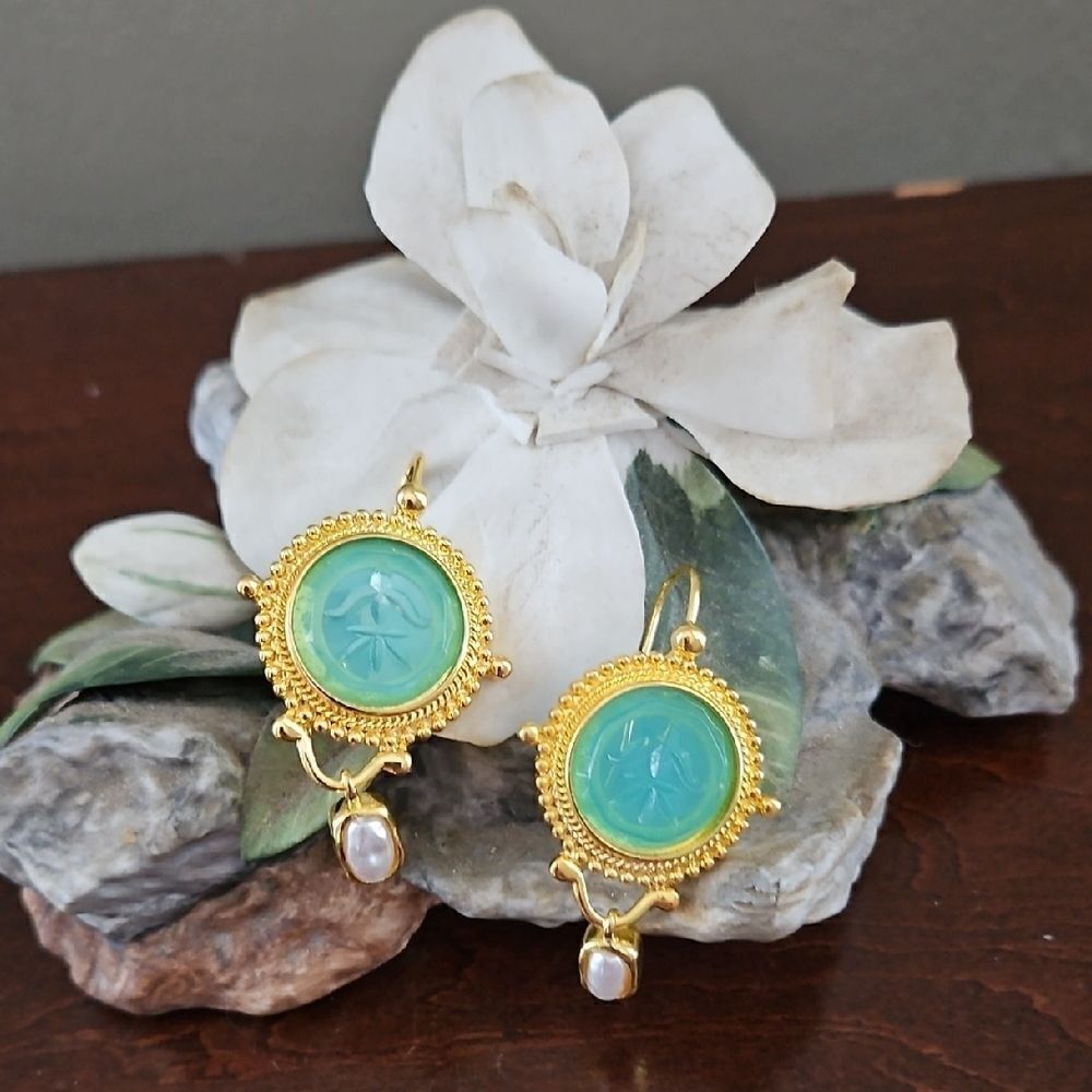 NWOT Elegant Gold Toned and Green Earrings
